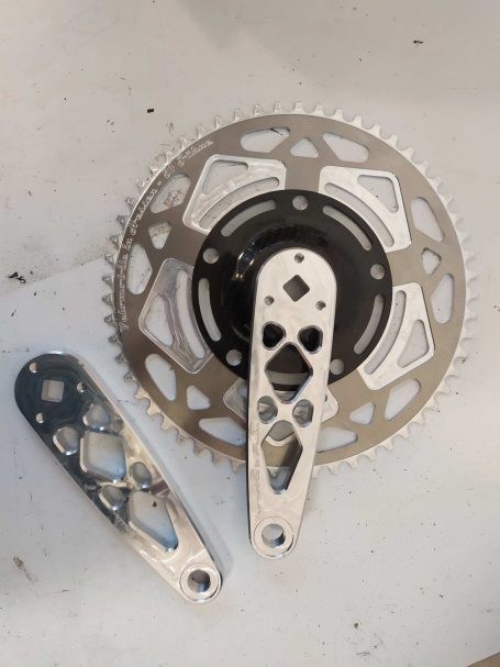CNC Tretkurbel ohne Kröpfung Zwei Fahrradkurbeln mit einer großen Kettenblatt und Carbon Spider